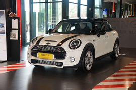 2016款MINI COOPER S 2.0T先锋派 五门版