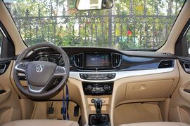 2016款宝骏730 1.5L手动豪华型 7座