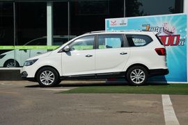 2016款宝骏730 1.5L手动豪华型 7座