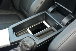 中央扶手箱空间