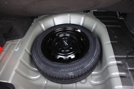 福特嘉年华三厢对比测试