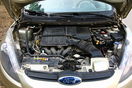 福特嘉年华三厢对比测试