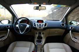 福特嘉年华三厢对比测试