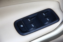 福特嘉年华三厢对比测试