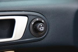 福特嘉年华三厢对比测试