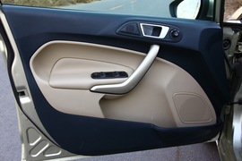 福特嘉年华三厢对比测试