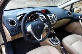 福特嘉年华三厢对比测试