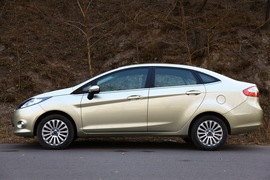 福特嘉年华三厢对比测试