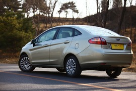 福特嘉年华三厢对比测试