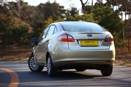 福特嘉年华三厢对比测试