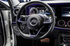 2016款奔驰E 300 L 运动豪华型