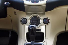 福特嘉年华三厢对比测试