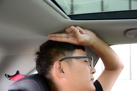 后排头部空间