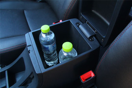 中央扶手箱空间