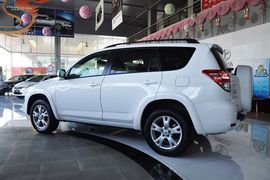 2011款一汽丰田RAV4 2.4L自动豪华版到店实拍