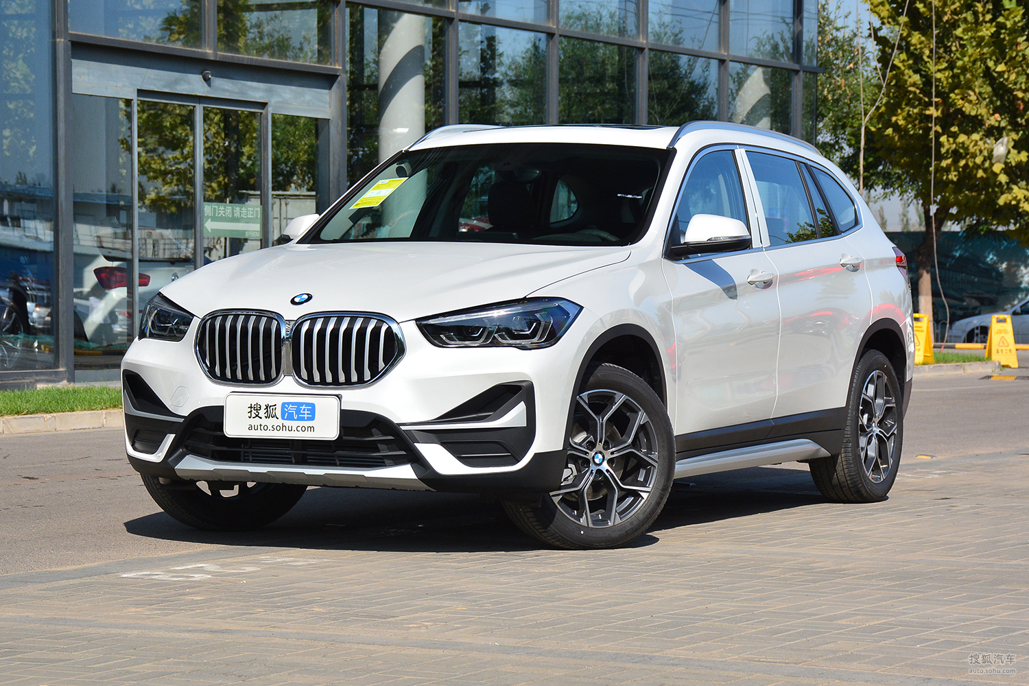 《车型速览》2020款 宝马 X1 xDrive25Li 尊享型