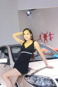 2013青岛国际车展车模风采-黑衣车模 