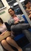 手贴短裙女大腿还自摸 网友曝光上海地铁猥琐男