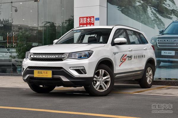 尚酷版自动挡车型与目前在售其他车型基本保持一致,前进气格栅处CHANGAN标识颇具辨识度,造型在硬派中又透露出一些时尚。 内饰方面,新车与手动挡版本差异不大,其在车门内饰板、仪表板等均选用软性材质包裹,并采用红色缝线勾勒,车内质感和触感有一定提升。科技配置方面,新车中控台显示屏尺寸升级为8英寸,并且具有全新车载语音识别功能、在线地图功能等。同时,高配车型还带有并线辅助、车道偏离预警系统、行人预警辅助制动系统、自动泊车辅助系统和360度全景影像等功能。