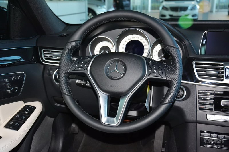 【奔驰E级 2015款E320L 运动型 4MATIC内饰