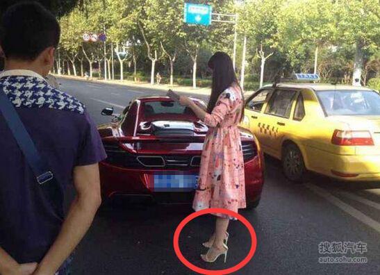 女司机刚拿到驾照 奥迪4s试驾就毁了一排车