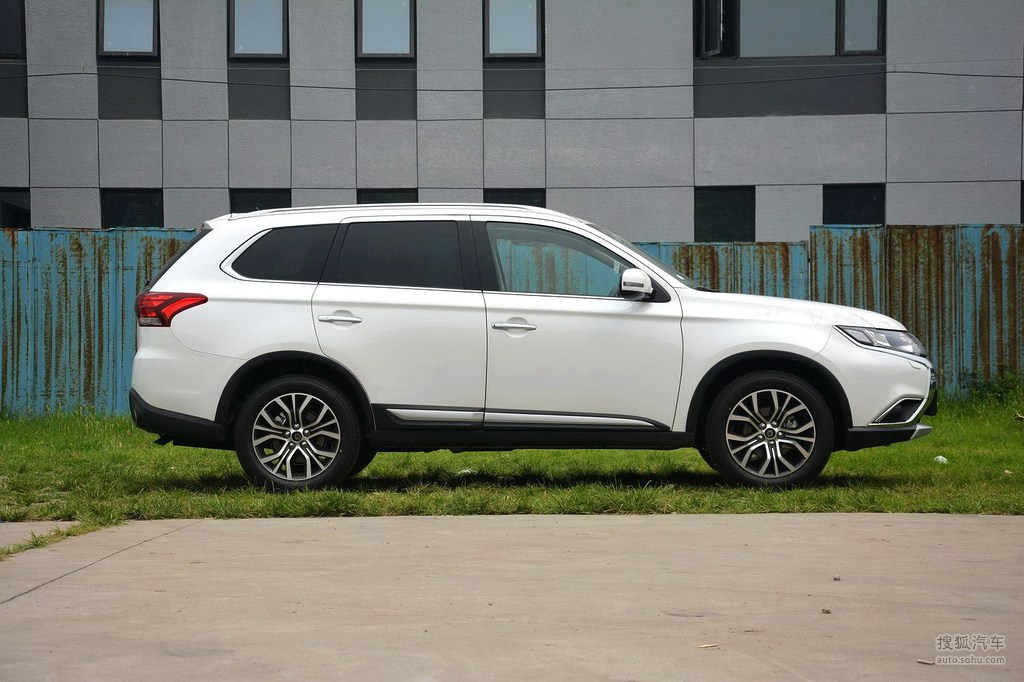 【三菱欧蓝德 2016款2.4L 四驱精英版 5座外观