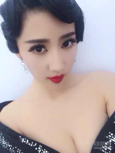 最美车模再曝自拍照