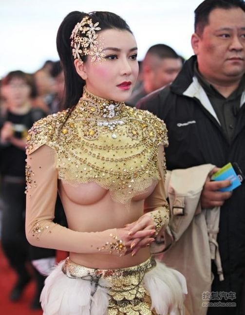 车模当众脱<em>丁字裤</em>拍卖引围观-其他<em>图片</em>-搜狐汽