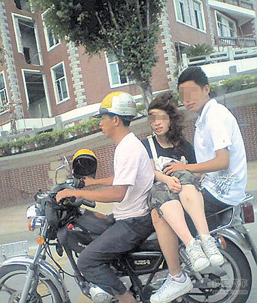 女子不惧走光 大胆穿裙子乘摩托