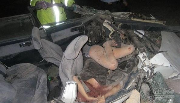 【小汽车被撞碎 短裤美女惨死车中(1282036)】