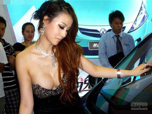 更衣遭偷拍车模行业美丽背后是艰辛