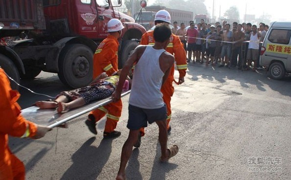 <em>女孩</em>卷入车底<em>下半身</em>被碾压 <em>身体</em>伤重坚强待救