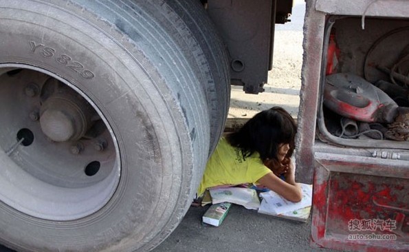 <em>女孩</em>卷入车底<em>下半身</em>被碾压 <em>身体</em>伤重坚强待救