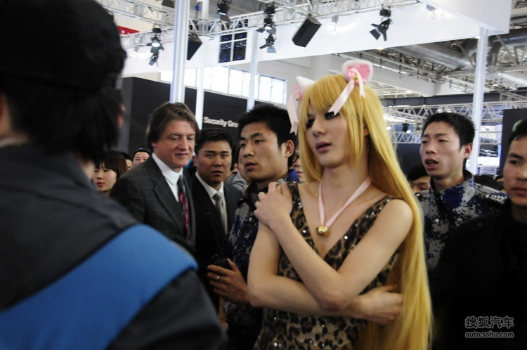 车展惊现奇葩伪男 妖娆外形惊翻全场(2124680)-美女车模-搜狐汽车