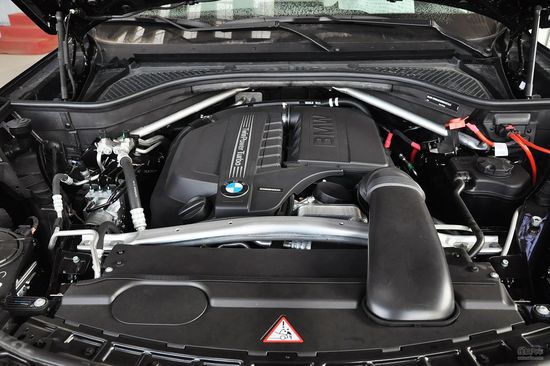 动力部分:新一代的宝马X5首次加入了后驱车型;其中sDrive35i将搭载一台3.0L涡轮增压直列6缸发动机,最大功率输出300马力,配备8速ZF手自一体变速器。至于说全驱版本的xDrive50i,则将搭载一台4.4L V8双涡轮增压汽油发动机,最大功率输出为450马力,峰值扭矩为660牛米,也匹配的是一具8速ZF手自一体变速器。除了以上这两台汽油机以外,新一代的X5的首批动力配置中,还有一款配备3.