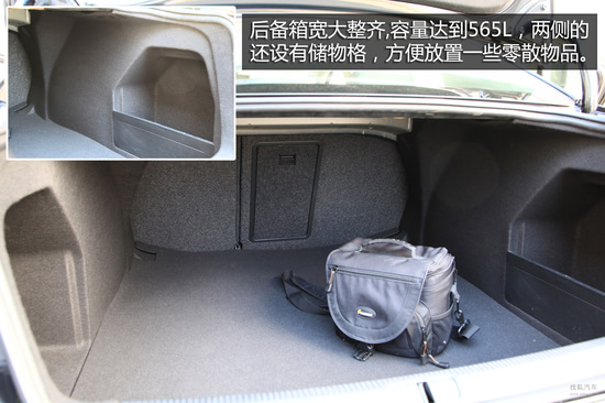 乘坐空间方面则是迈腾最大的优势所在。加长车身后,前后排空间都十分宽敞,特别是后排的腿部空间,甚至能够超过两拳以上,绝对是跨级别的表现。在尊贵版车型上,还能发现更多的后排舒适性配置,例如后排独立温区空调和后排座椅加热功能,另外原厂配备的电源插座也是一个非常实用的配置。在后备箱空间方面迈腾也表现不错,座椅可以分开放倒,后排可以连通后备箱拿取物品,空间宽敞整齐,实用性很好。