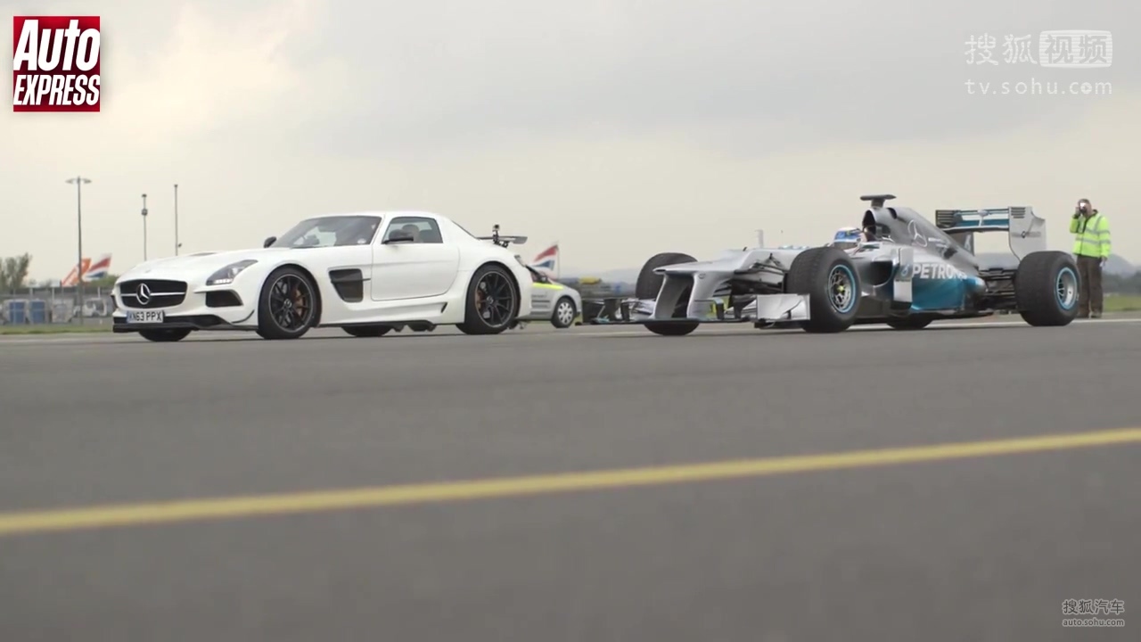 奔驰SLS AMG Black vs F1赛车直线PK