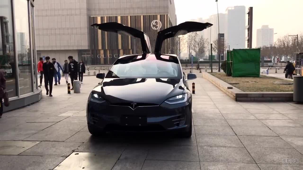 特斯拉Model X天津秀 开启车灯和鸥翼门的跳舞模式