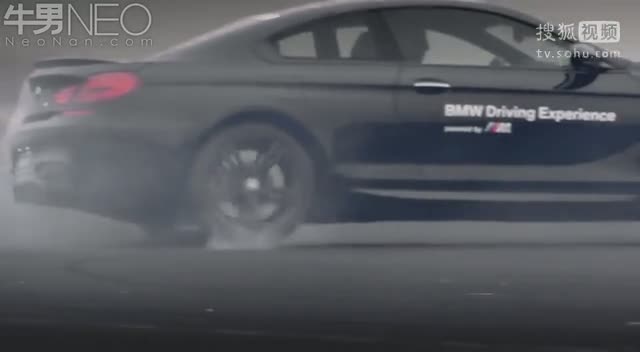 【牛男独家】同门内战!宝马M6双门跑车大战宝马 HP4摩托车