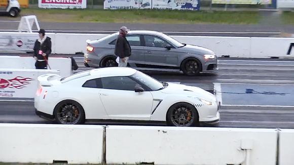 2018款奥迪RS3与日产GTR比加速，差距太大刚起步就输了