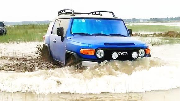 丰田FJ酷路泽VS北汽BJ40，涉水能力比拼，一脚油门下去，如履平地