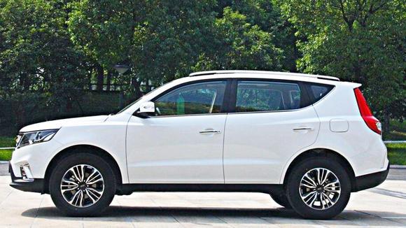 多连杆底盘，动力足吉利新远景做到了，美女车主直说“够用”