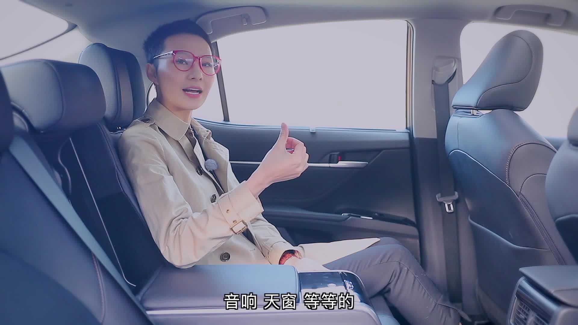 这辆凯美瑞上竟然有4块屏幕！