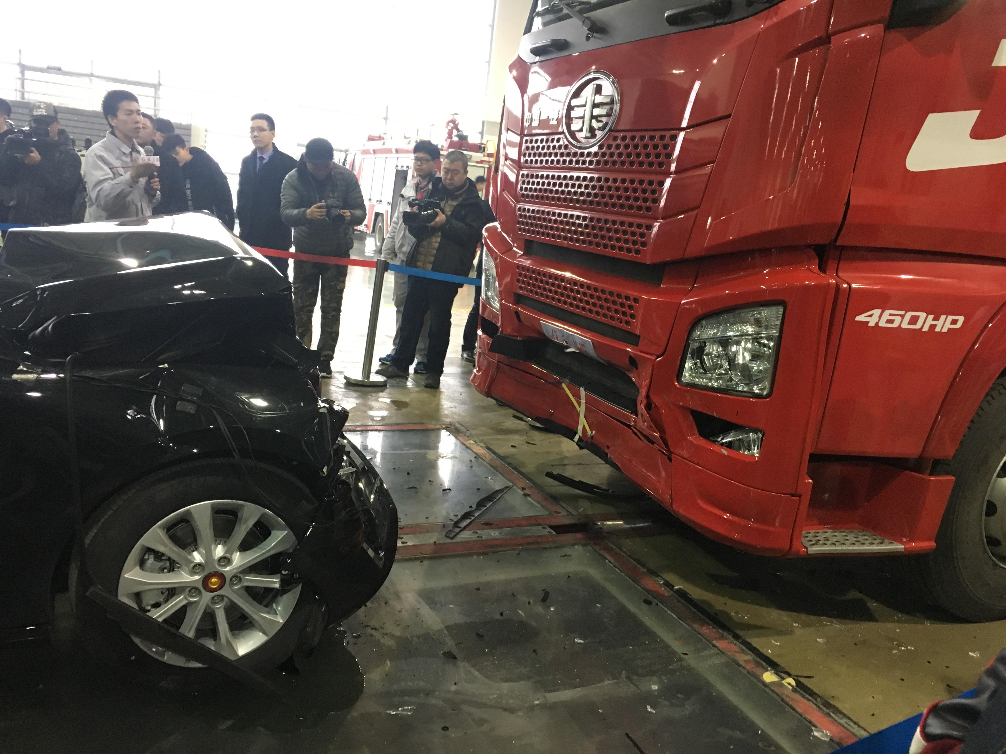 轿车撞大货车？红旗H7对撞解放JH6货车，你觉得如何？