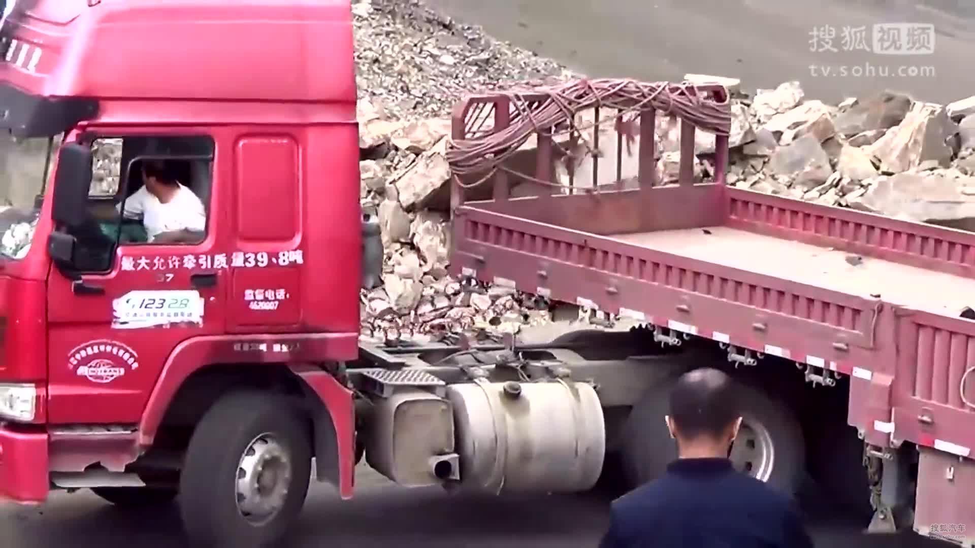 看中国大叔如何开着大卡车在悬崖边转U型弯 这技术我服