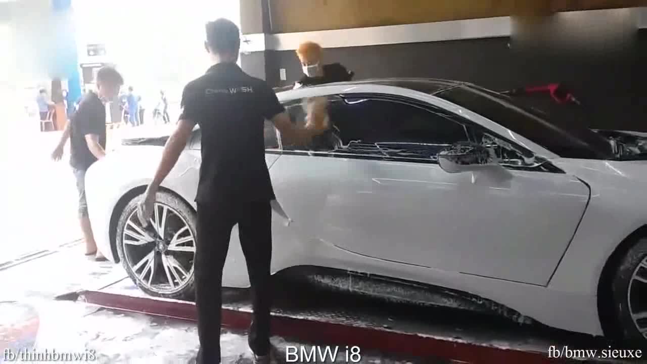 土豪开新买的宝马I8去印度的洗车店洗车，来感受一下有多认真！
