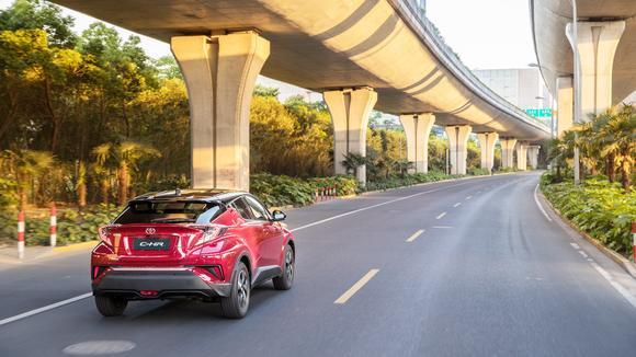 试驾丰田C-HR：外观就值8万 驾驶感受神似八代凯美瑞 值得买？