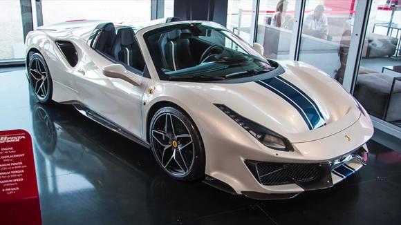白富美法拉利 488 Pista Spider