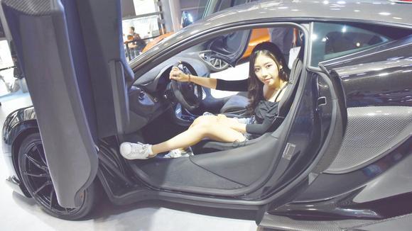 一猫说车 静静带男友逛车展，“亲密接触”迈凯伦600LT!