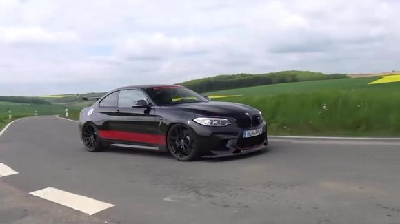 宝马M2 450HP马力，发动机在高速运转